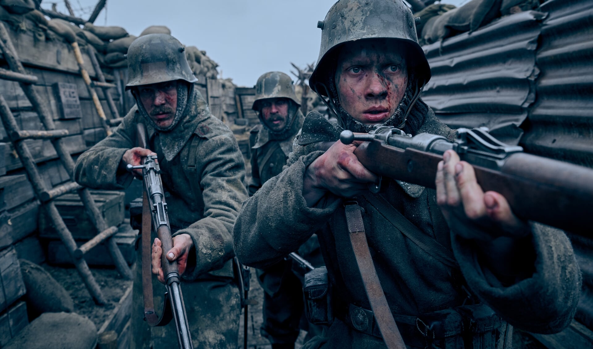 Felix Kammerer (r.) als Paul Bäumer, Albrecht Schuch (l.) als Stanislaus Katczinsky und Edin Hasanovic als Tjaden Stackfleet in einer Szene des Films »Im Westen nichts Neues«. Foto: