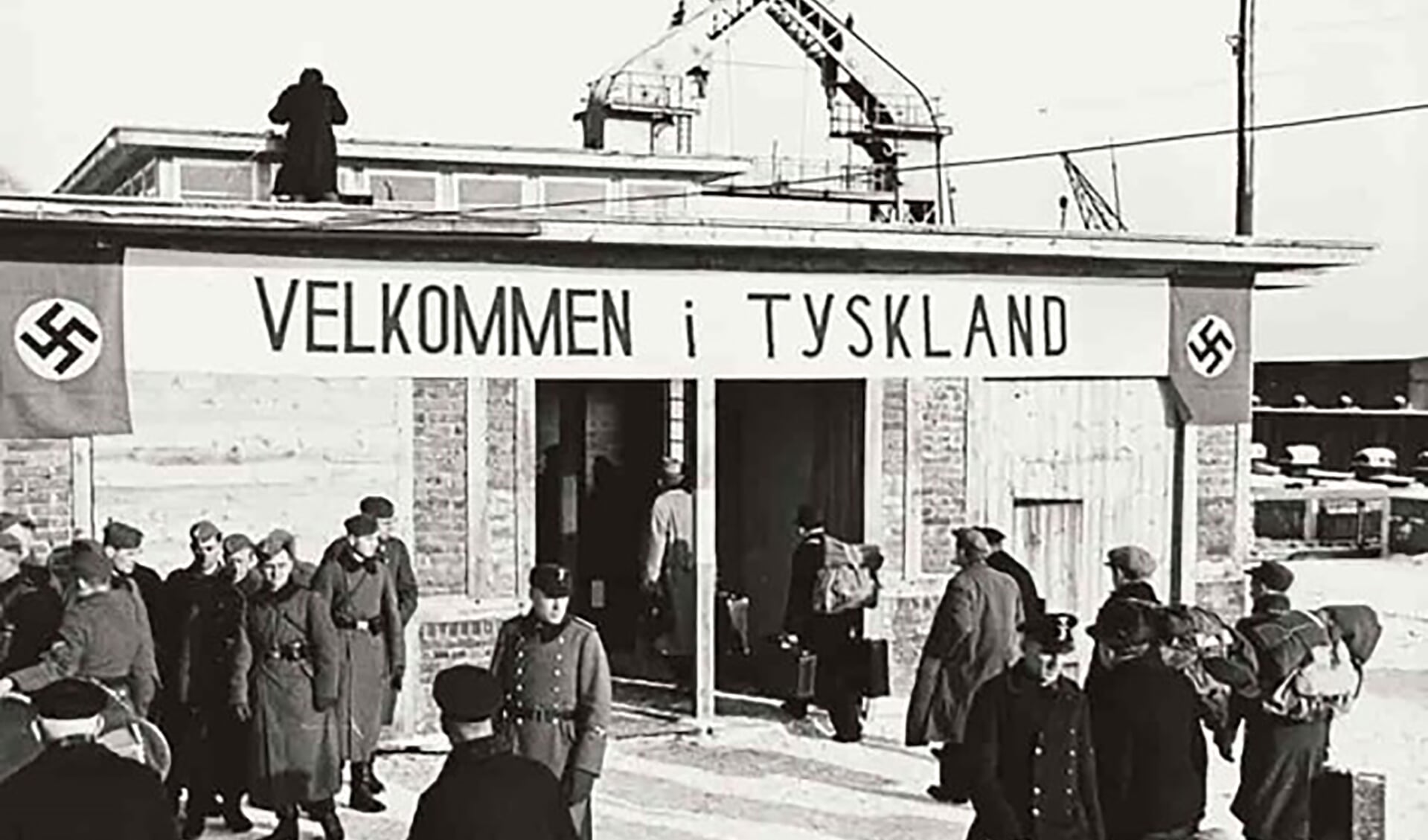 Omkring 100.000 danskere rejste under besættelsen fra 1940 til 1945 til Tyskland for at få arbejde. En stor del af dem gjorde det, fordi de ellers risikerede at miste retten til arbejdsløshedsunderstøttelse.