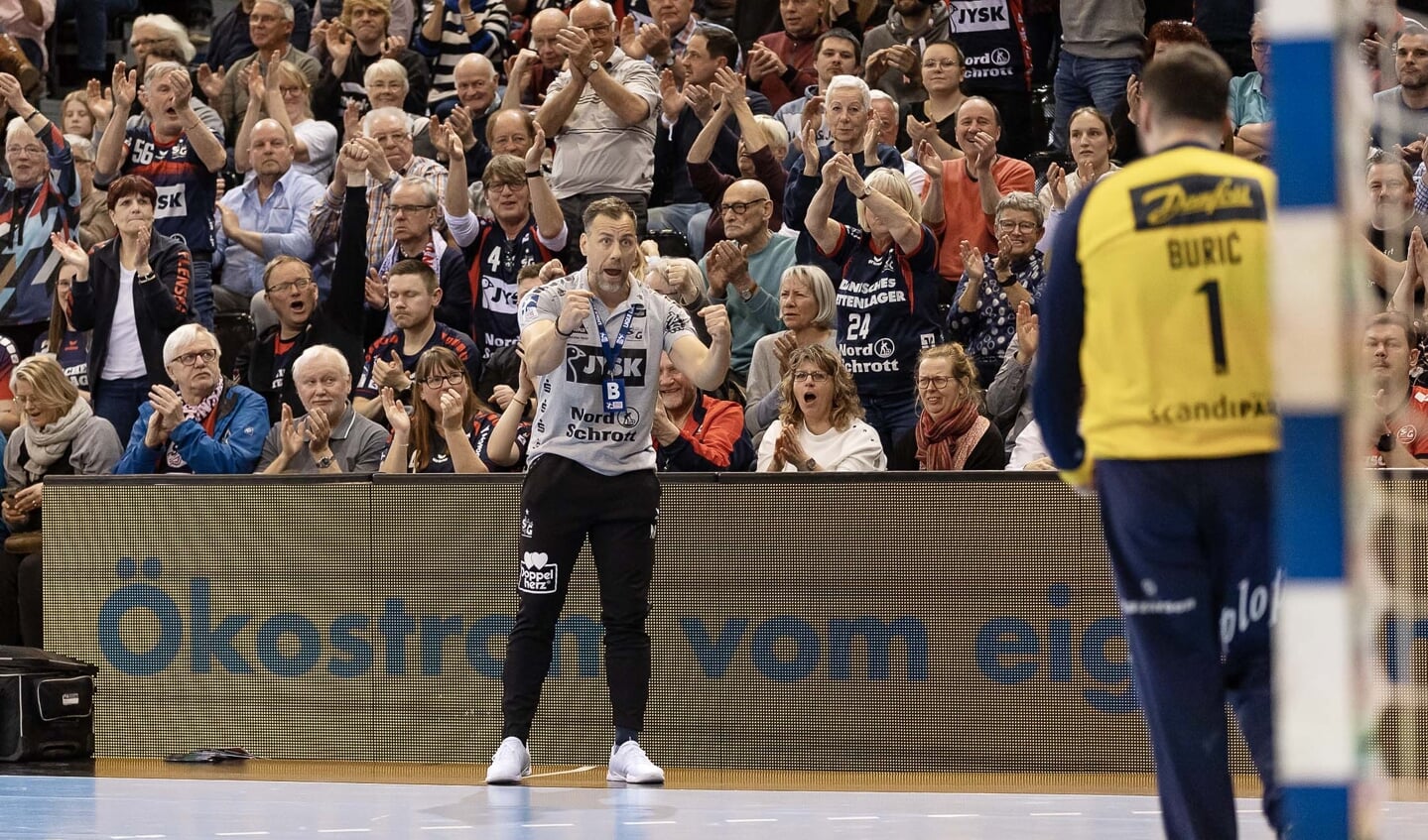 Sådan! Maik Machulla jubler ind mod Benjamin Buric, der stod en stor kamp mod Lemgo - og en endu større mod Benfica i Lissabon. Foto: