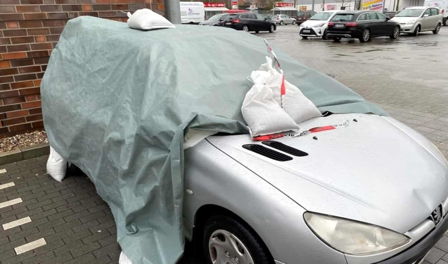 Efter fundet af den døde kvinde og hendes hund på en parkeringsplads i det sydvestlige Flensborg, dækkede politiet køretøjet til med presenninger. Foto: