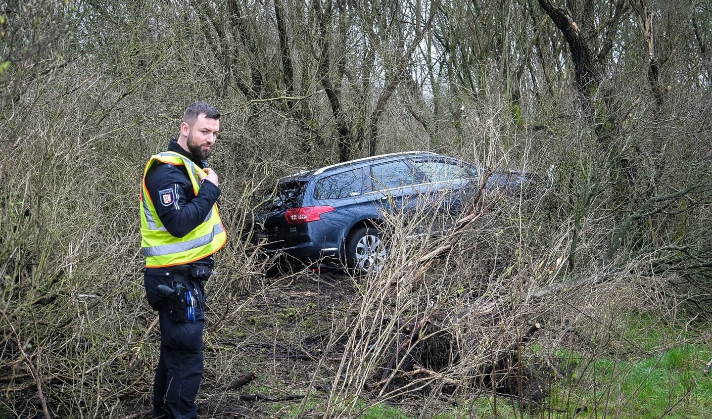 Bilen havnede i et buskads og blev totalskadet. Foto: