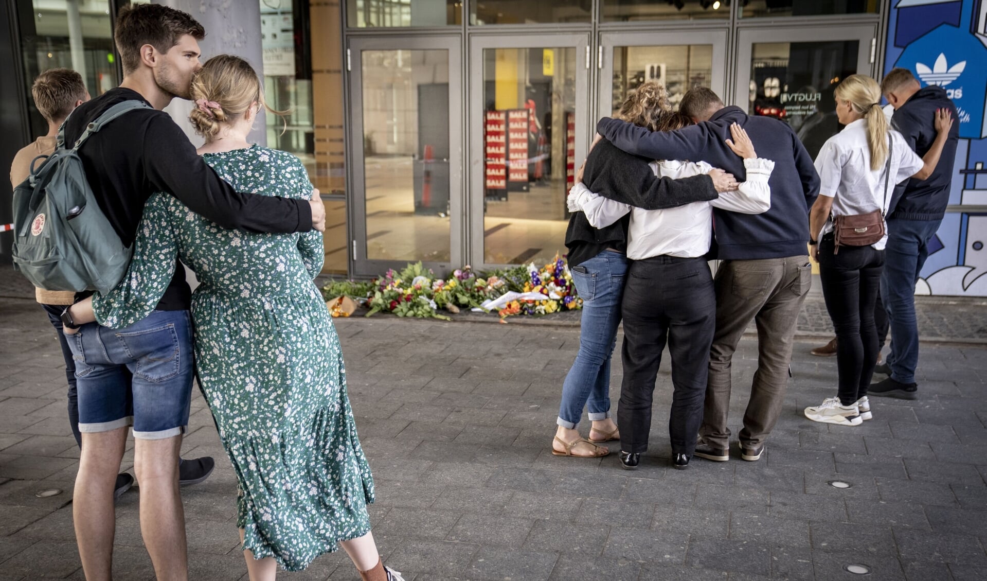 Dagen efter et skyderi i Field's i Ørestad i København lagde folk blomster foran shoppingcentret. (Arkivfoto).