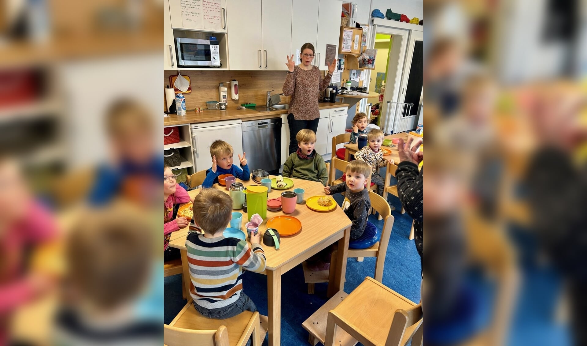 Der er 12 børn i den integrerede institution Vyk Legestue, der deler hus med Vyk Danske Skole. Det er sin sag, for børn mellem et og seks år har meget forskellige behov og adfærd. Inden maden fremsiges en remse om maden. Foto: