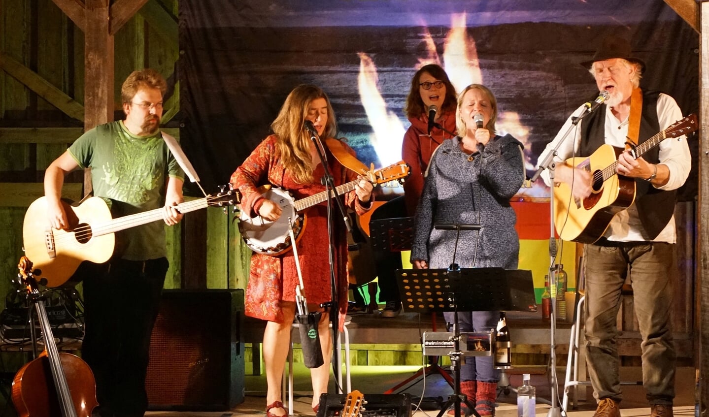 Mit Claudia Sokollek, Nesrin Grünau, Nina Heinrich-Wrage, Sönke Scharlau und Franz-Reinold Organista ist »Hüttenfolk - Die Band« jetzt schon im neunten Jahr tätig. 