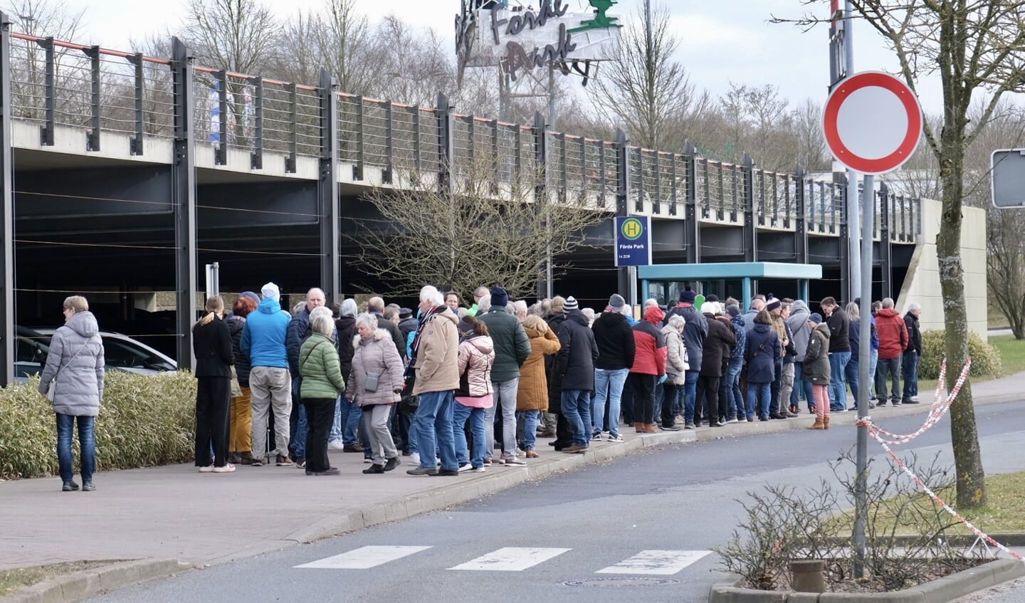 Omkring 100 mennesker stod søndag eftermiddag ved busstoppestedet ved Förde Park og ventede på, at en shuttlebus skulle køre dem til Flens-Arena.