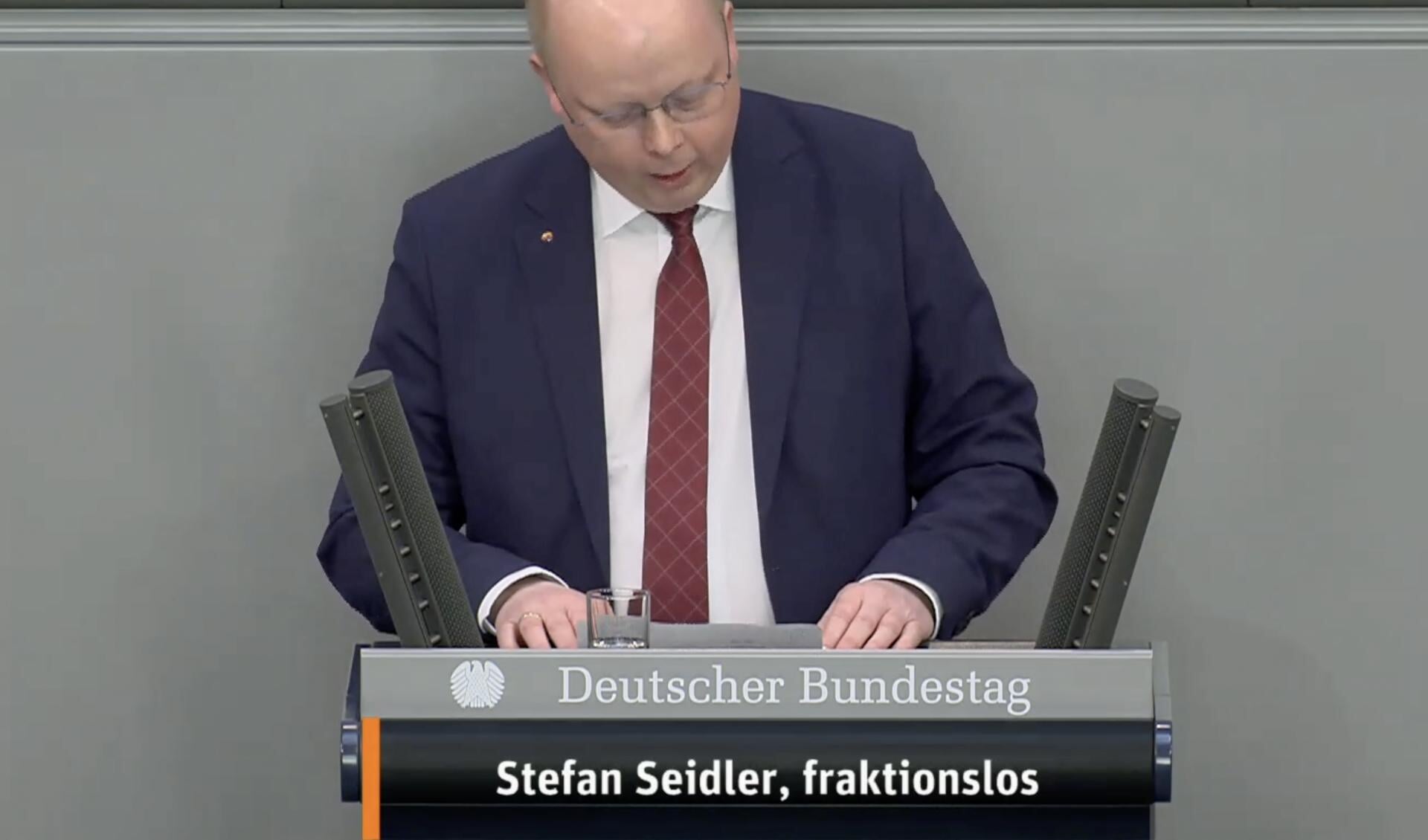 Stefan Seidler på talerstolen i Forbundsdagen, da han holdt tale på fire sprog. 