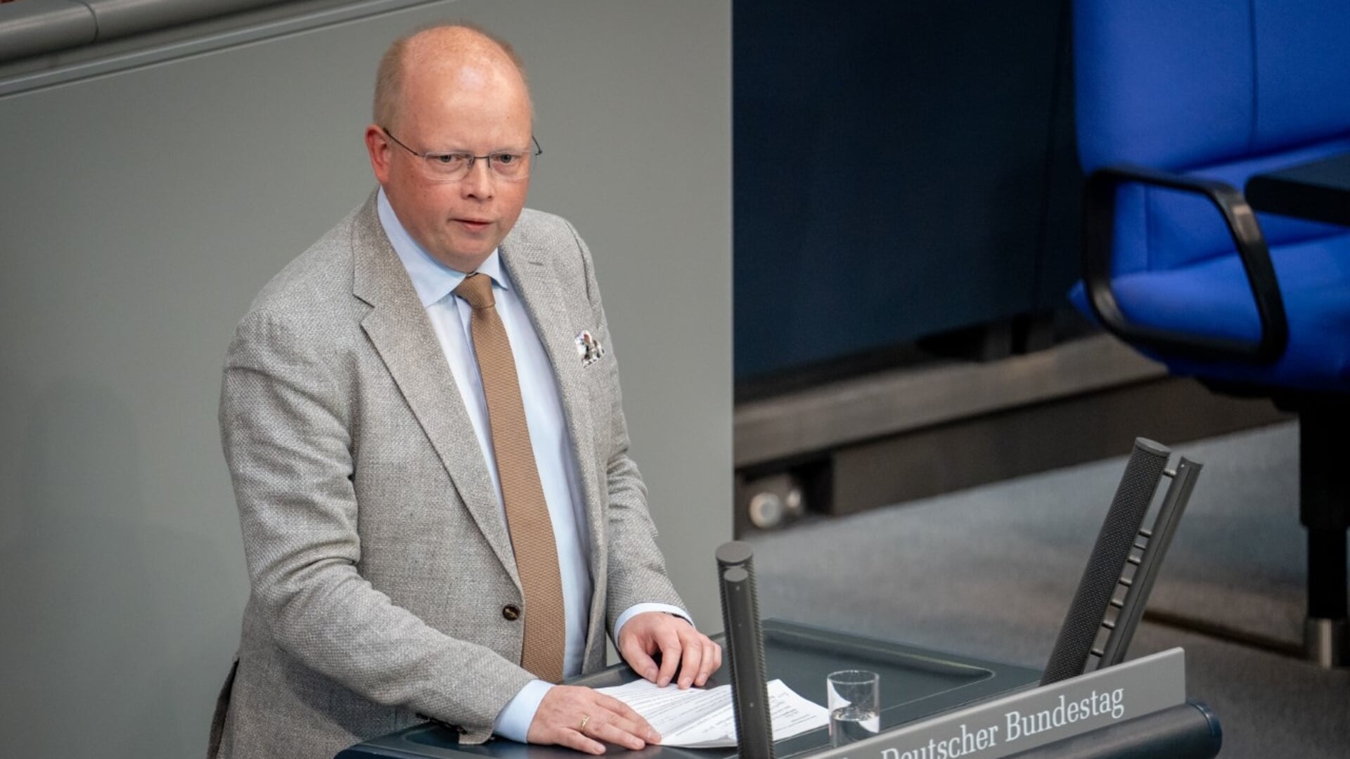 Stefan Seidler på talerstolen i Forbundsdagen i Berlin. Pressefoto: