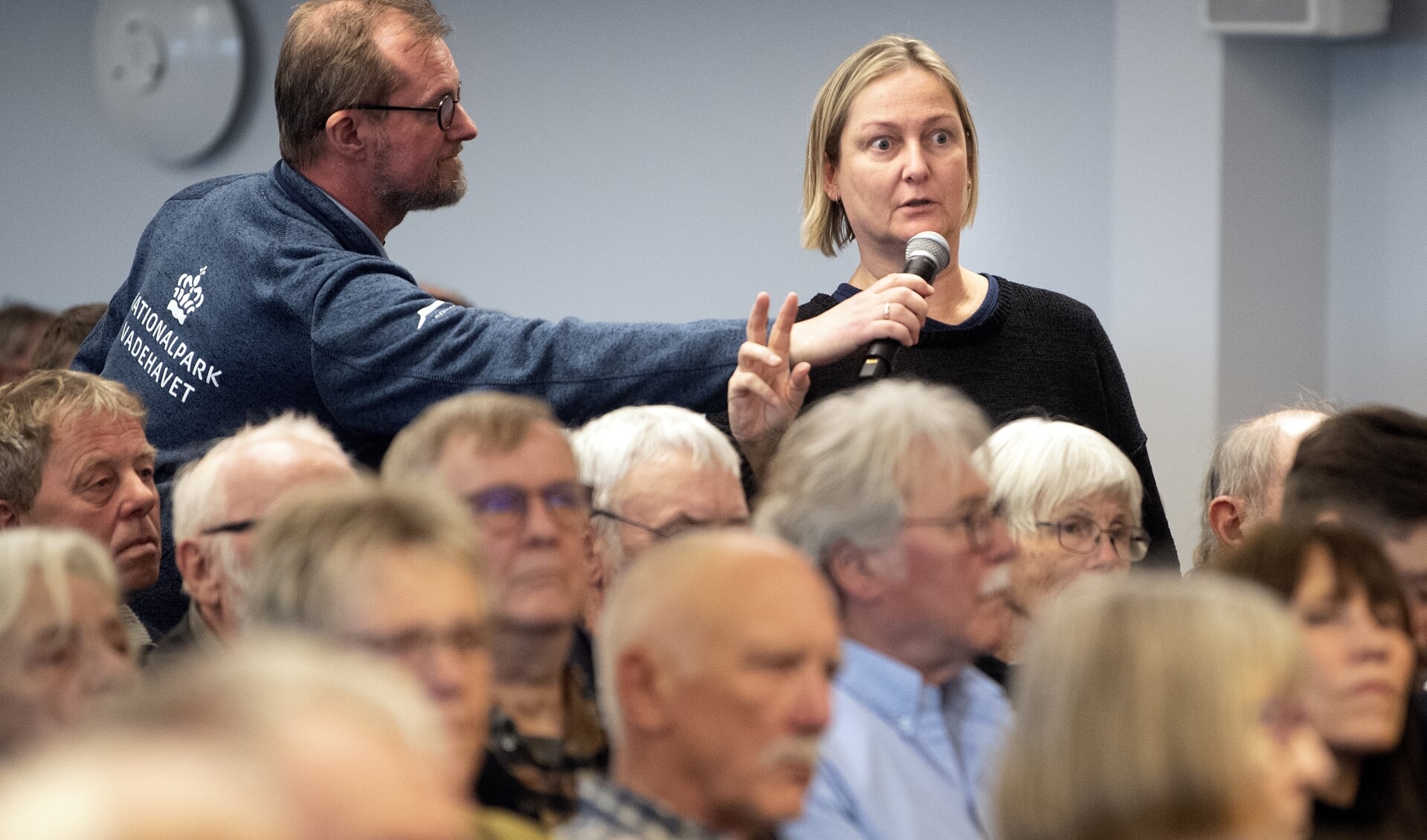 Spørgelysten blandt de fremmødte var lige så udpræget som frygten for de op til 450 meter høje møller. Den afsatte tid rakte langt fra til, at alle kunne komme til orde. Foto: 