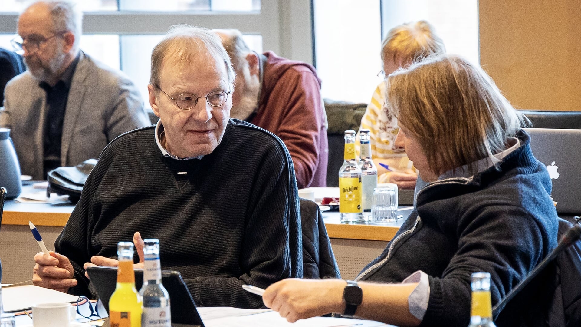 Ulrich Stellfeld-Petersen (t.v.) og Gary Funck var fredag med til deres sidste møde i det nordfrisiske amtsråd. På det seneste har de oplevet en stagnation i forhold til kultur- og mindretalspolitiske emner. Foto: