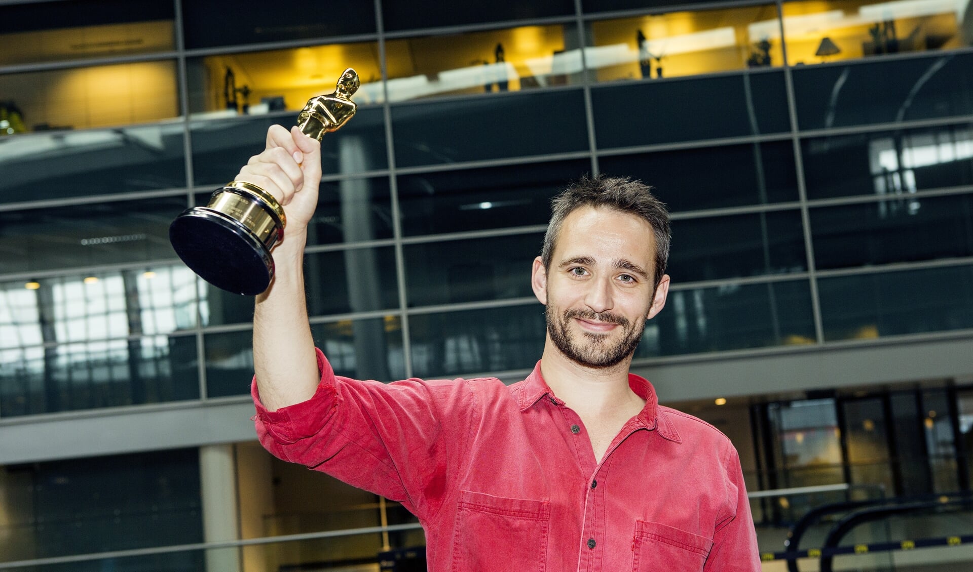 Anders Walter ankommer til Københavns Lufthavn onsdag den 5 marts 2014 med den Oscar i hånden, som han har vundet for filmen "Helium". I år er han igen blandt de nominerede. Arkivfoto: