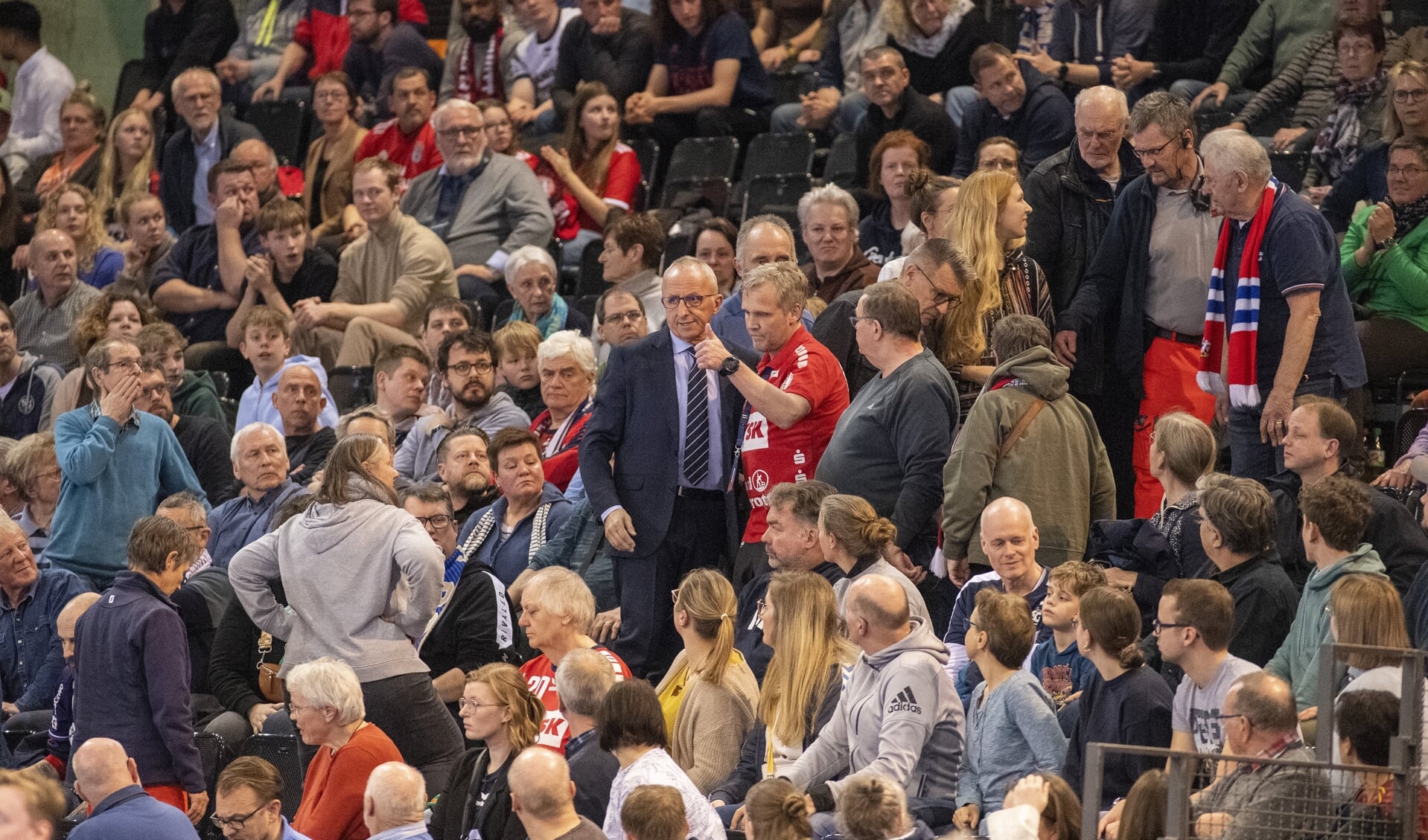 Torsten Ahnsel måtte også i aktion på tilskuerpladserne på en ellers kampmæssig fredelig tirsdag aften i Flens-Arena. Her viser han thumbs up, efter en besvimet tilskuer er vakt til live igen - og medicineret med cola. Alt er okay! Foto: 