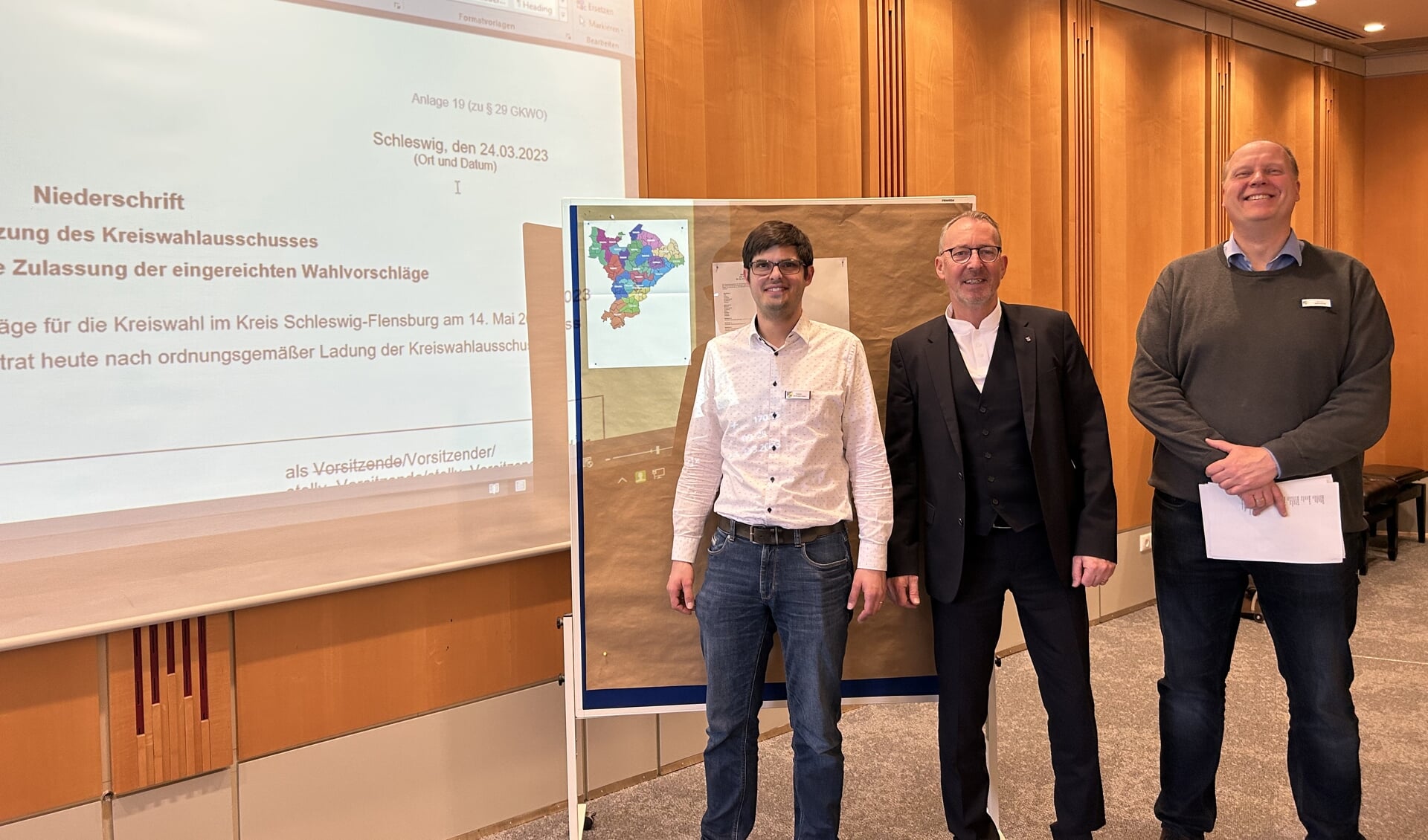 Landrat Wolfgang Buschmann (M.) sowie Fabian Bellinghausen (l.) und Rainer Albrecht (beide Kommunalaufsicht) leiteten den Kreiswahlausschuss. Foto: