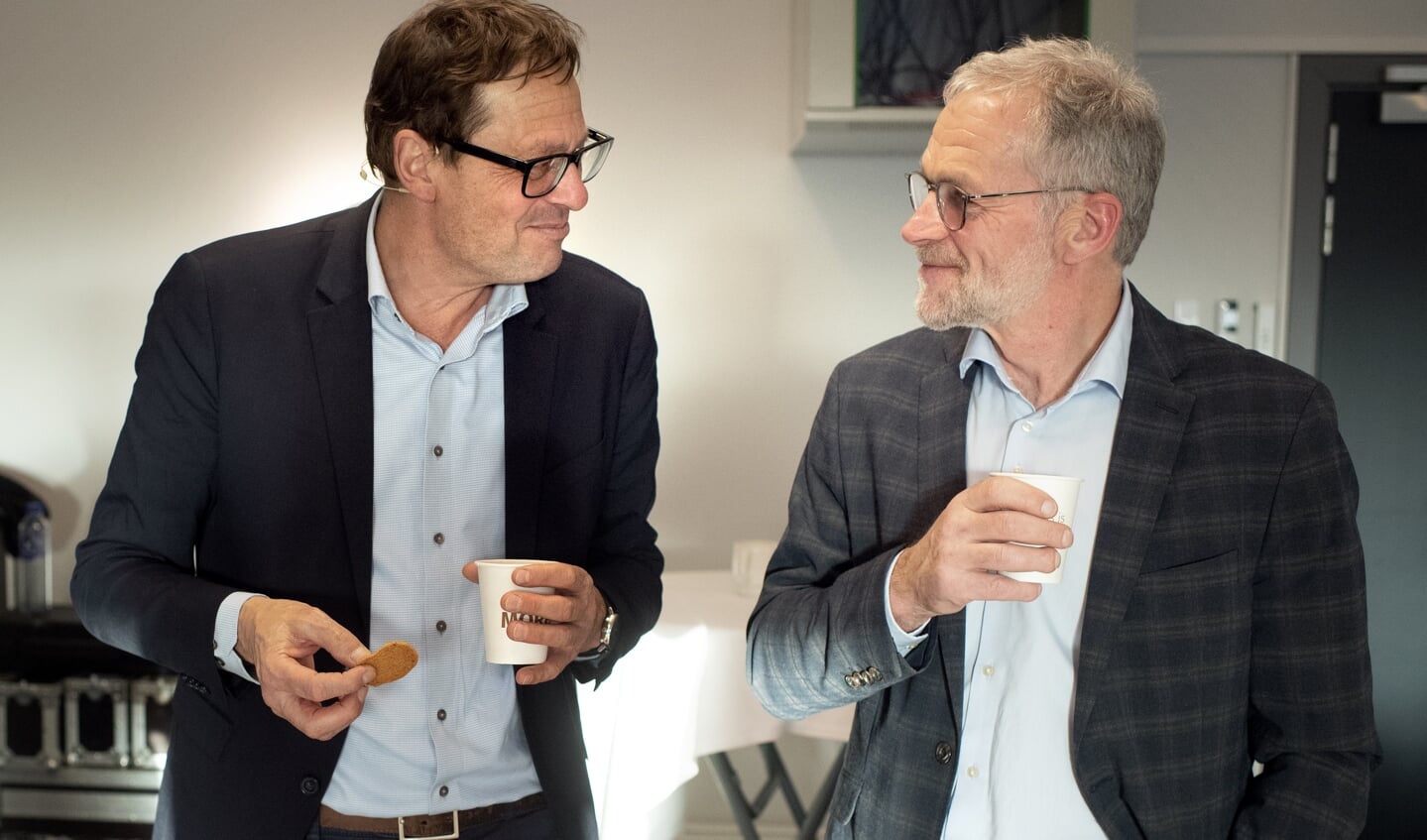 Det sure med det søde: I pausen fik Tønders borgmester Jørgen Popp Petersen (t.h.) og direktør for Plan- og Landdistriktsstyrelsen Simon Lubanski sig en hyggelig snak over en kop kaffe og en småkage. Når det kom til sagens kerne, nemlig at screene Tøndermarsken for at blive hjemsted for et testcenter, var stemningen knap så harmonisk. Foto: