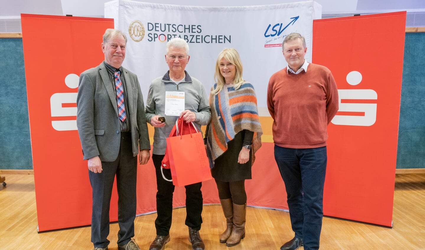 Jens Hartwig (LSV), Peter Mahn, Flensburg, Barbara Ostmeier (LSV), og dr. Bernd Brandes-Druba (direktør for Sparkassenstiftung Schleswig-Holstein) Foto: