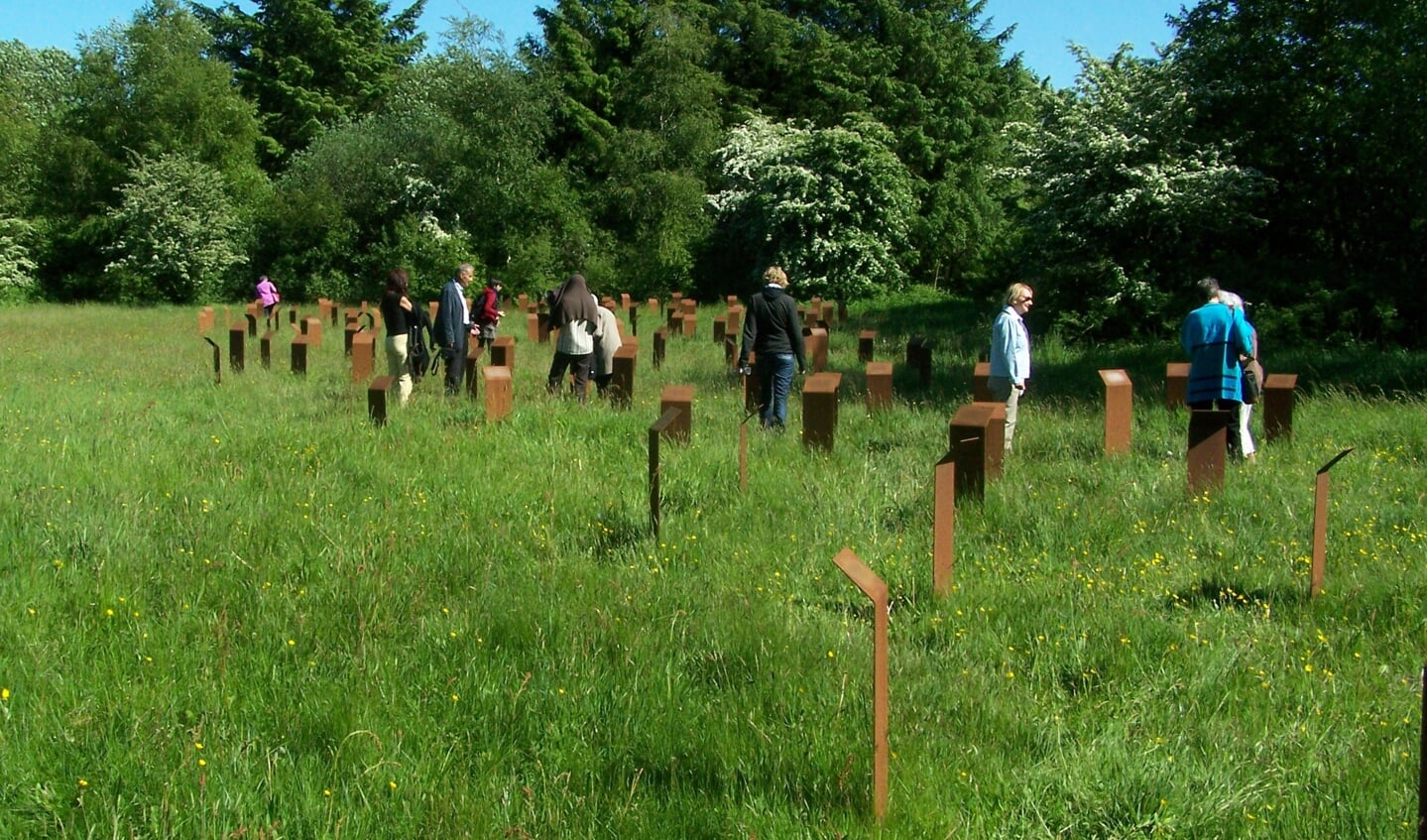 De rustne steler i Svesing står til minde om 297 navngive ofre. Foto: