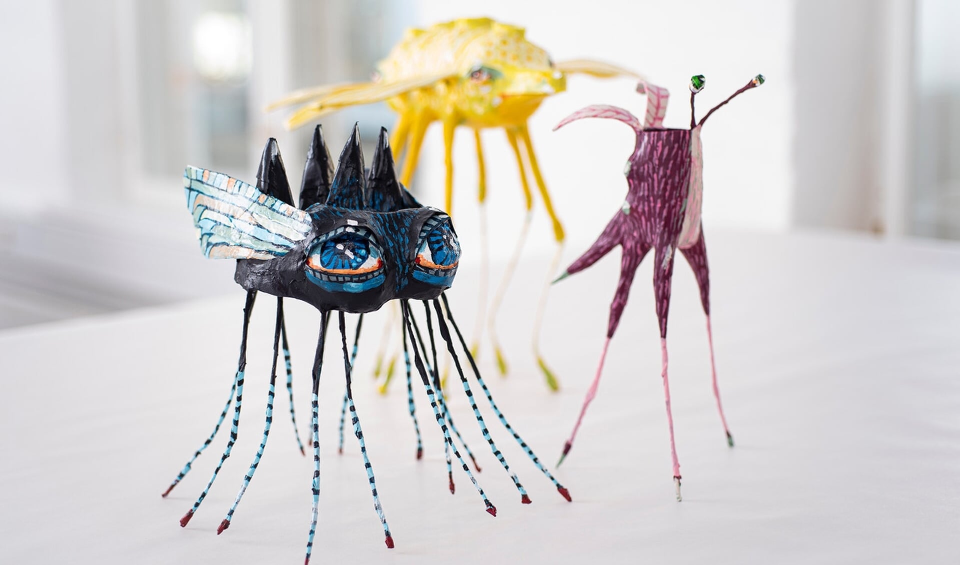 Overdimensionerede insekter med lange ben - lavet af Else Frøsig.