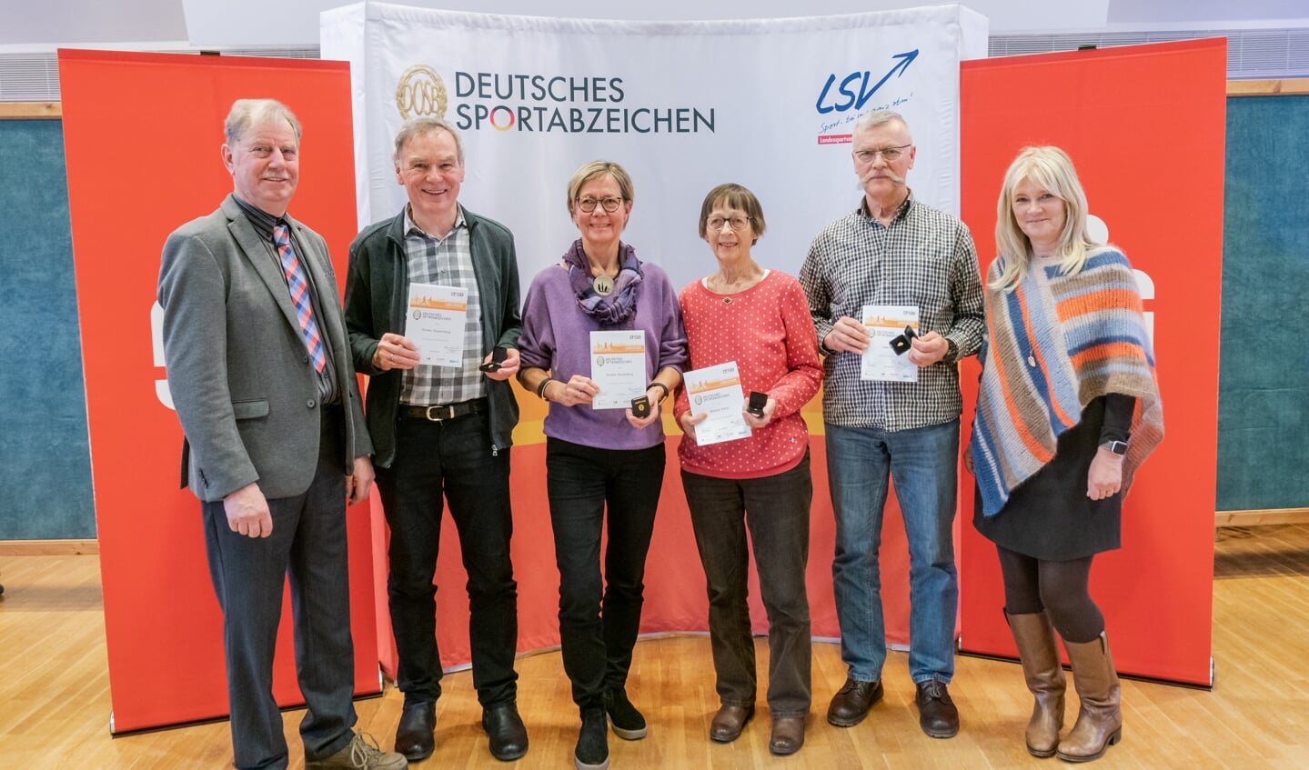 Jens Hartwig (LSV), Dieter Sauerberg, Flensborg (35), Gisela Sauerberg, Flensborg (35), Bärbel Hora, Flensborg (35), Uwe Merk, Tarp (40), og Barbara Ostmeier (LSV) Foto: 