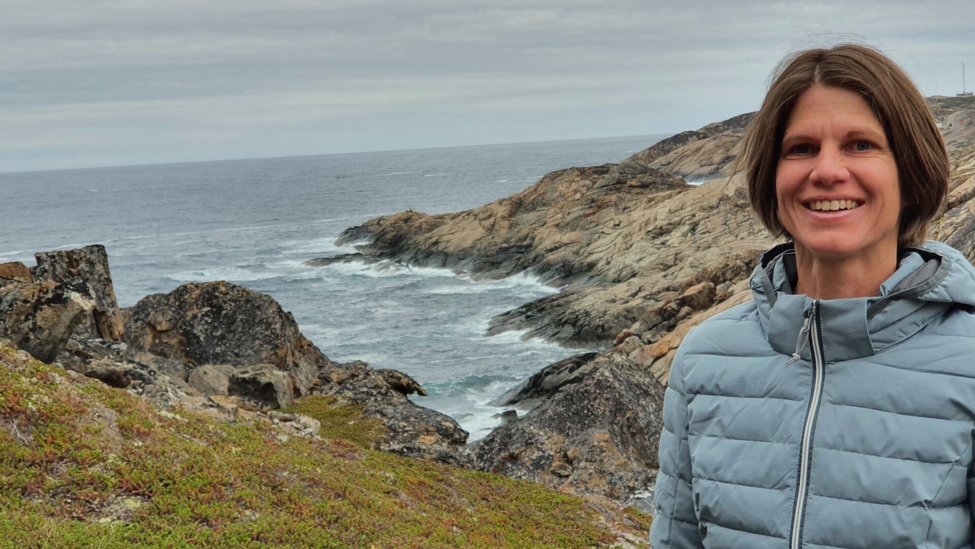 Eva Ritter i Sisimiut i Grønland. Hun arbejder blandt andet med gennem historier om de nordiske folk at udbrede viden om bæredygtighed. Det sker så overbevisende, at hun nu får en pris for det. Foto: