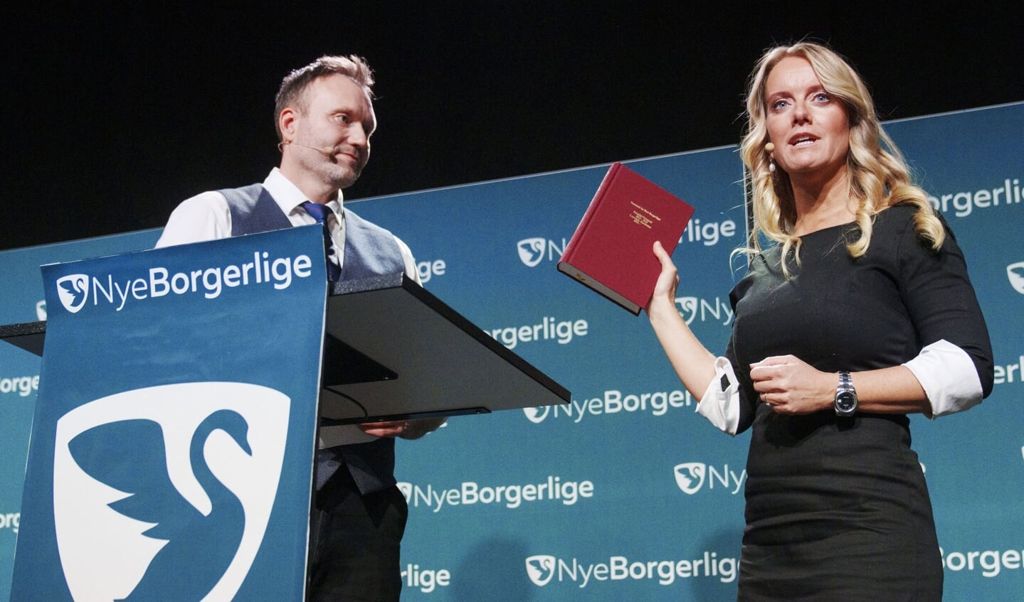 Afgående formand Pernille Vermund gav Danmarks Riges Grundlov til den tiltrædende formand Lars Boje Mathiesen 7. februar.