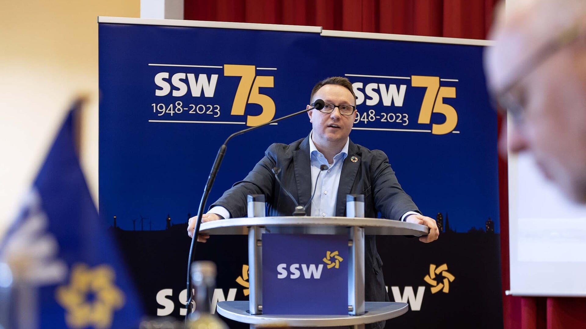 Landsformand Christian Dirschauer byder velkommen til SSWs ekstraordinære landsmøde.  Foto: