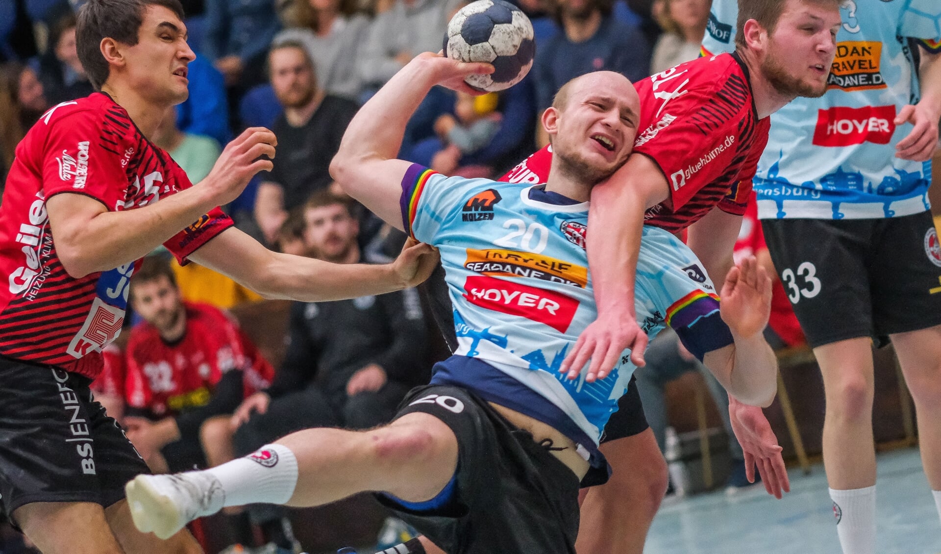 Melf Hagen i evig infight her i kampen i weekenden mod MTV Braunschweig håndbold.