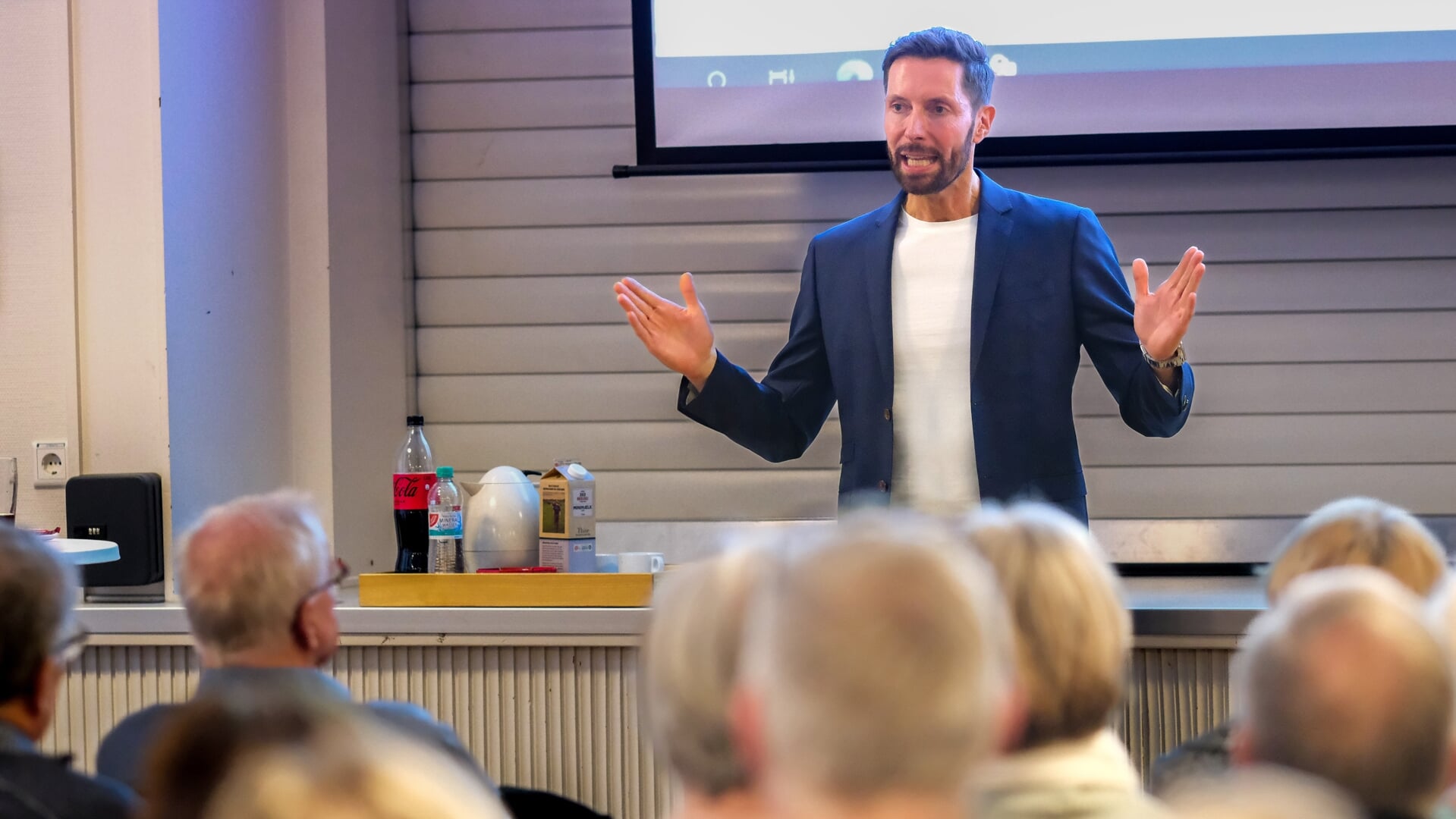 I mere end et årti har Kåre Quist været fast vært på TV Avisen. Han »elsker det stadig«, og han har fundet sin egen måde at gøre det på - jovialt og med kærligt drilleri. Det hørte 100 mennesker nærmere om i Harreslev torsdag aften.