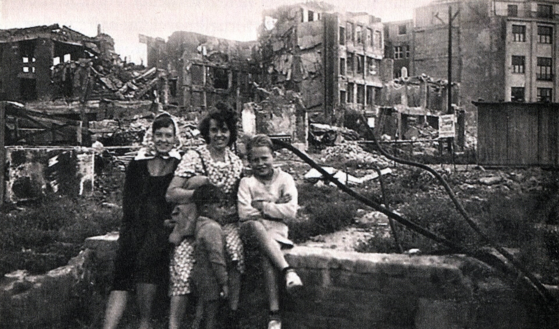 En dansk familie foran ruiner i Hamborg. Fotografiet er fra 1949.