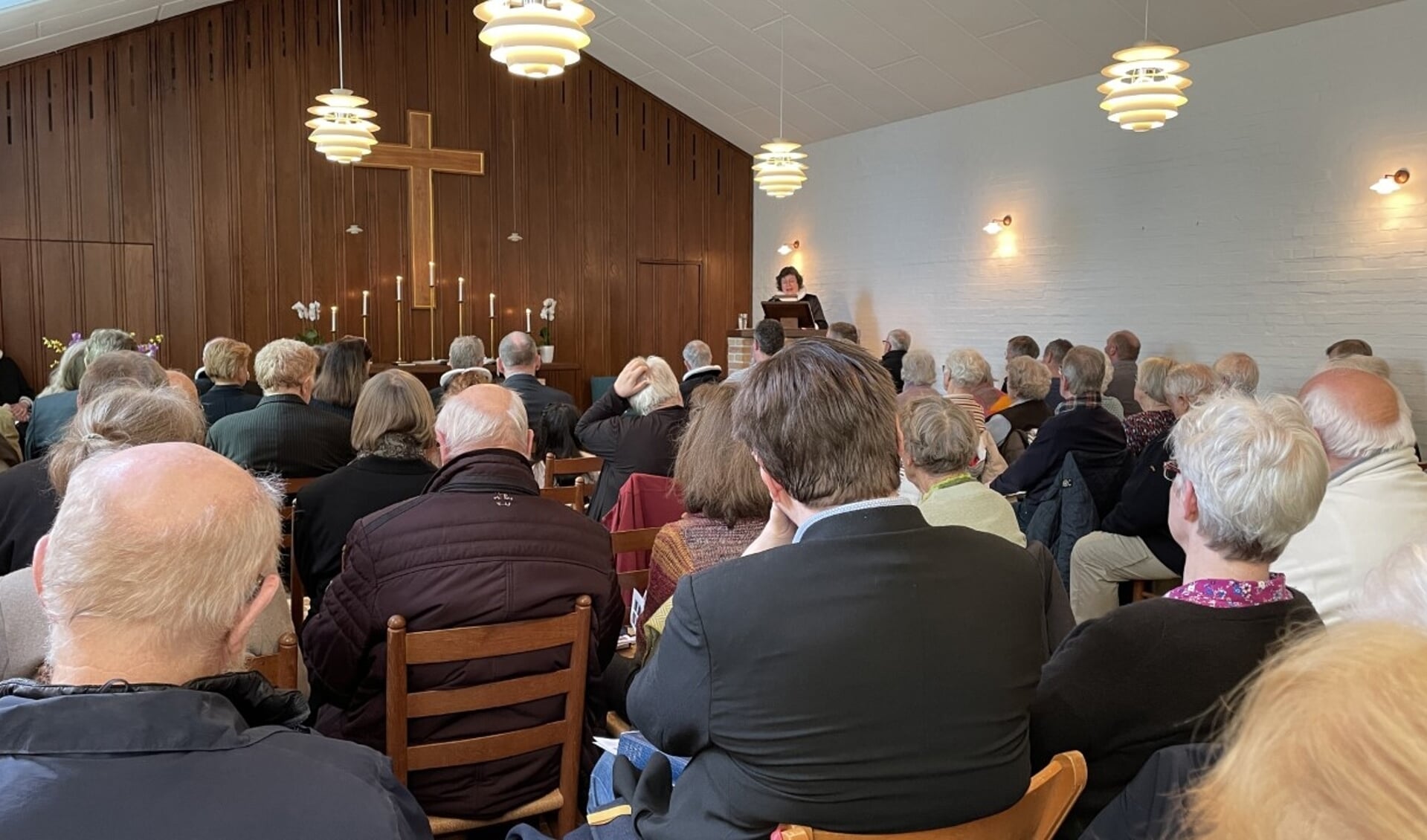 Lyksborg Danske Kirke var søndag fyldt med gæster, der kom for at fejre kirkens genåbning. Her lytter de til prædiken ved biskop over Haderslev Stift, Marianne Christiansen.