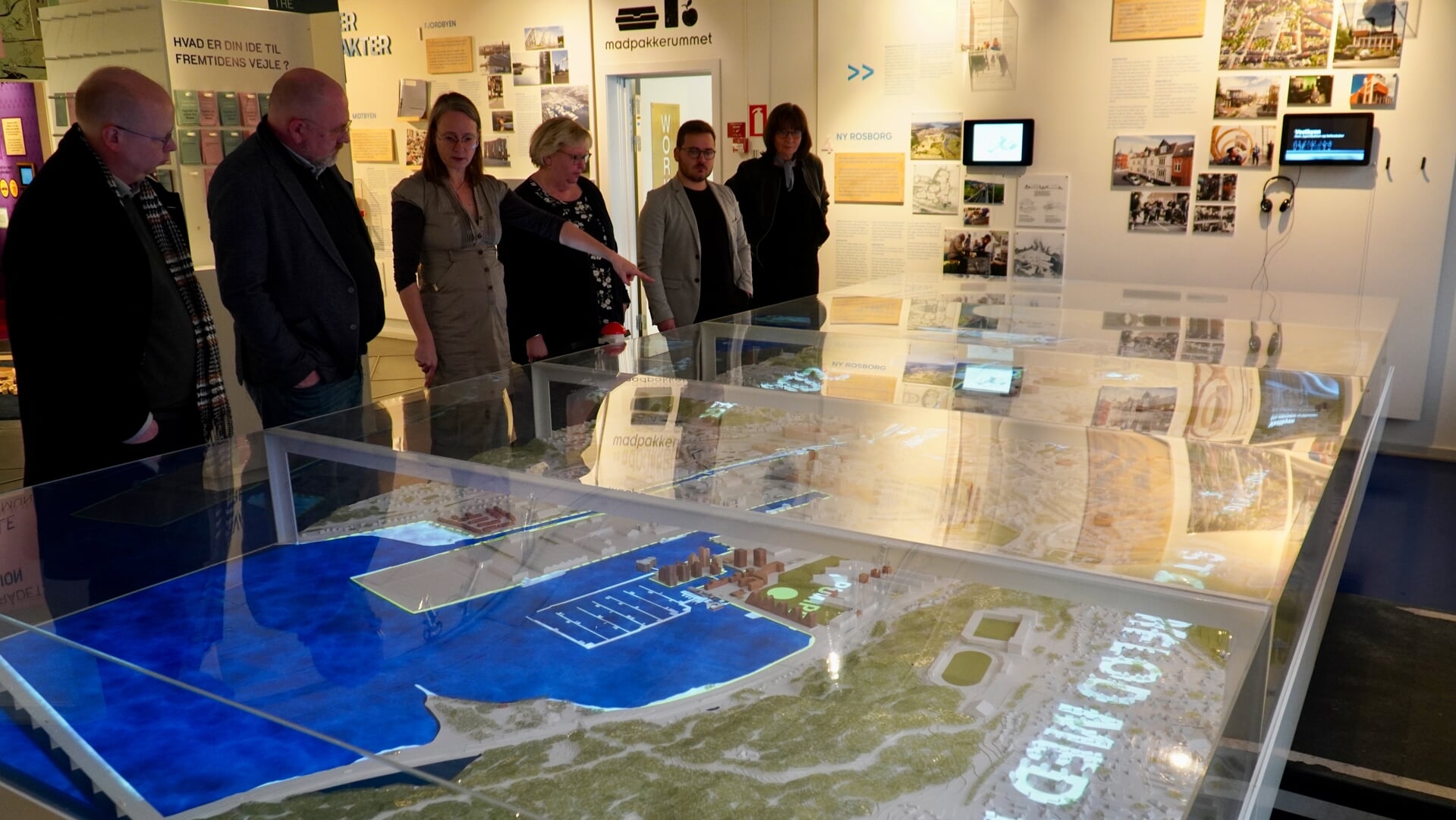 SSWere i Vejle: Her på billedet ses forbundsdagsmedlem Stefan Seidler (t.v.) ved siden af SSW-byformand i Flensborg, Lars Erik Bethge, samt gruppeformand Susanne Schäfer Quäck (nr. 3 fra højre) ved siden af Mats Rosenbaum, der stiller op på 5. pladsen ved kommunalvalget i maj. Foto: