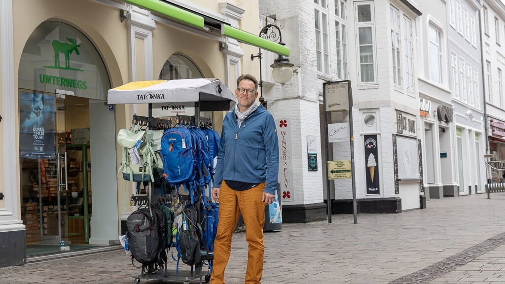 Under hver krisen kan Michael Höltgebaum, indehaver af outdoor-butikken TUM i Flensborg mærke en stigende efterspørgsel på udstyr til at klare sig uden de moderne bekvemmeligheder. Foto: Lars Salomonsen