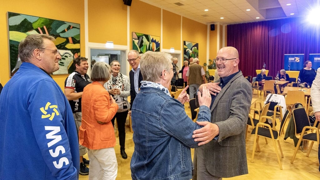 Stemningen var høj, da SSW fejrede valgresultatet i Flensborghus på valgaftenen i 2023. Her tager SSW-landssekretær Martin Lorenzen imod gæsterne. Foto: 