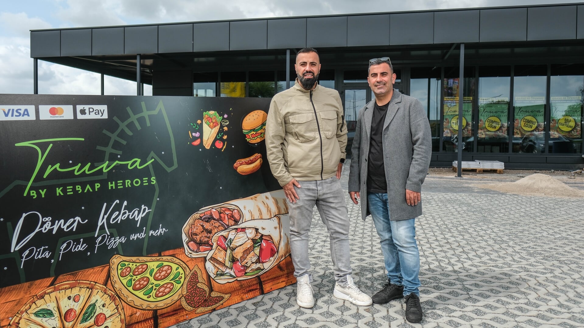 Gürkan (til højre) og Gökhan Güllü foran deres kebab-restaurant, som de vil åbne på Industrieweg i Harreslev om få uger. Foto: 