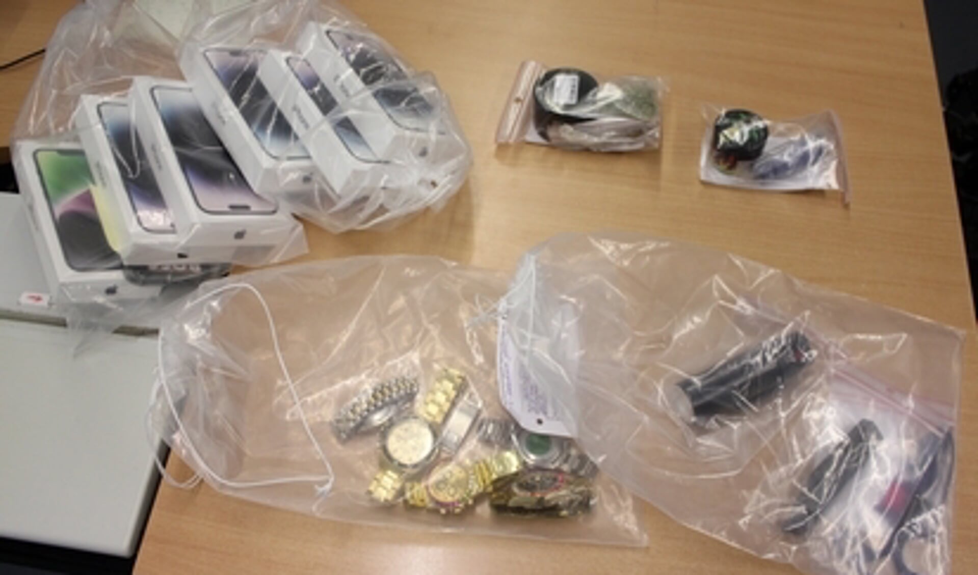 Forbundspolitiet konfiskerede seks smartphones, narkotika, kopiure og våben fra to 25-årige mænd på Flensborg Banegård. Foto: 
