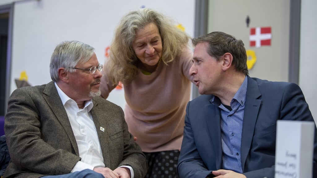 Ilse Johanna Christiansen sammen med SSW's Henry Bohm og borgmester Christian Schmidt fra CDU. Foto: