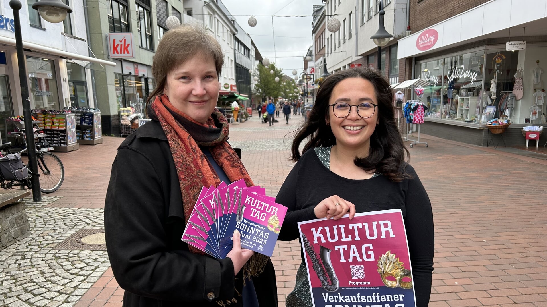 Kulturmangagerin Jessica Krull (li.) und Dianna Kalhoff (Stadtmarketing) freuen sich auf Shopping mit Musik, Tanz, Lesungen und Mitmach-Aktionen in Schleswig.