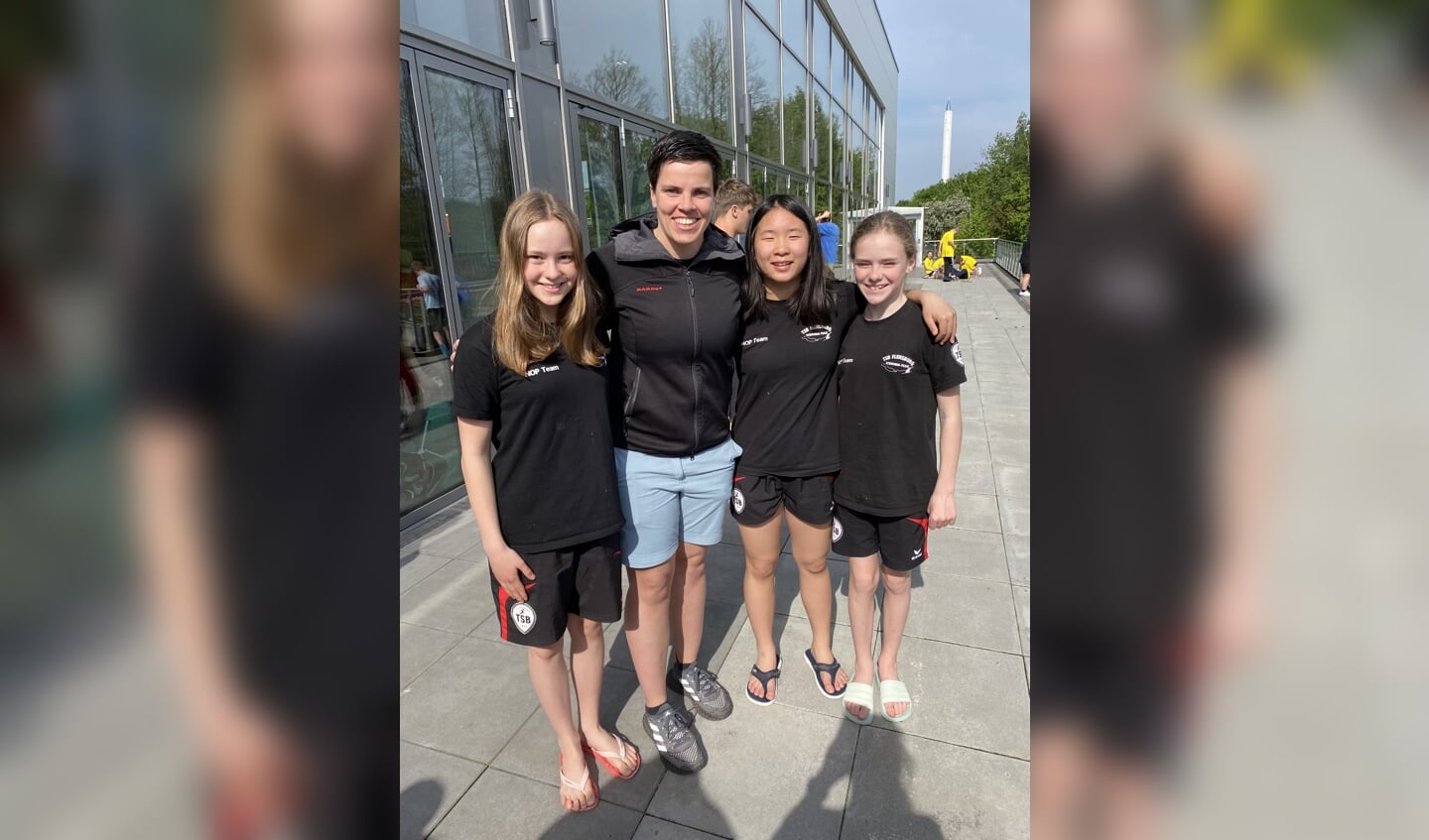 De tre TSB-svømmere skulle pludselig slå flere timer ihjel, mens der blev knoklet med nødreparationer. Her er det Franziska Hentke, der hilser på Lila Hübner, Anja Zhou og Mariia Boiko.