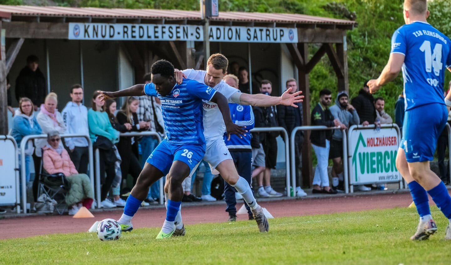 Heiße Zweikämpfe gab es in Hülle und Fülle beim Kreispokalsieg des TSB Flensburg gegen den TSV Nordmark Satrup.
