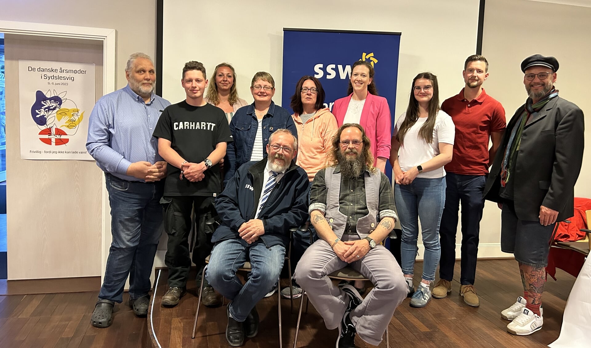 Den nyvalgte bestyrelse, bisiddere og nye delegerede i SSW Slesvig-Flensborg Amt efter generalforsamlingen på Slevighus.Foto:
