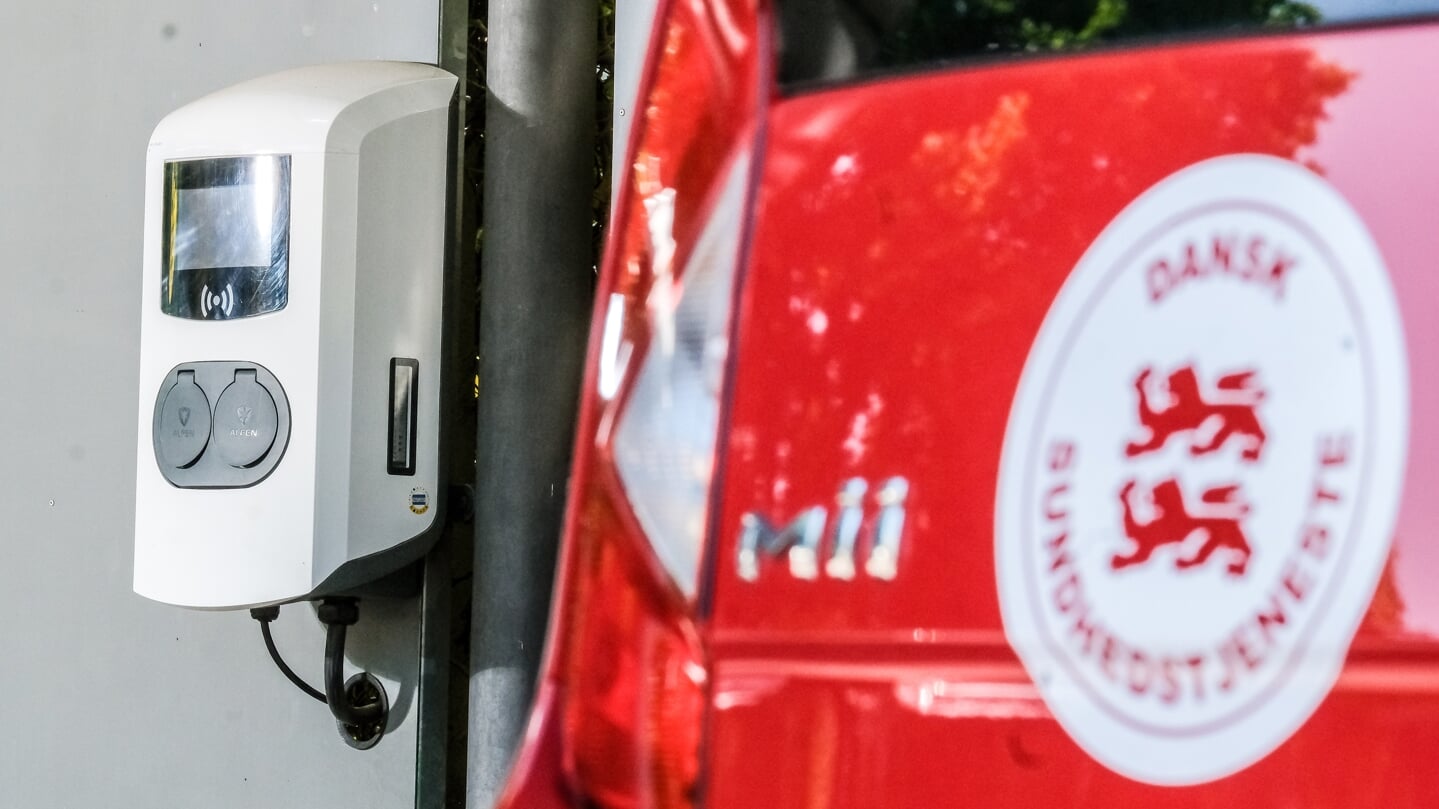 Ladstanderne er der, men elbilerne mangler endnu. De "gamle" biler står stadig i garagen, men til efteråret skal der udelukkende være elbiler her. Foto: