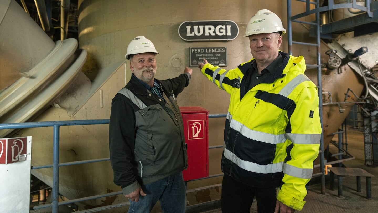 Anlagentechniker Joachim Zimmerriemer (l.) und Dirk Roschek, Geschäftsbereichsleiter Erzeugung, vor dem stillgelegten Kohlekessel der Stadtwerke Flensburg. Foto: