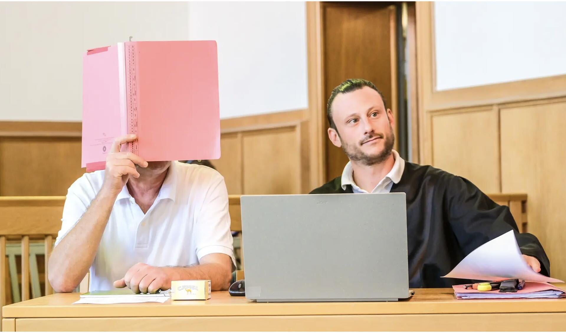 Den 62-årige fra Flensborg med sin forsvarsadvokat Patrick Büchner ved retssagens start i landsretten i Flensborg. Foto: