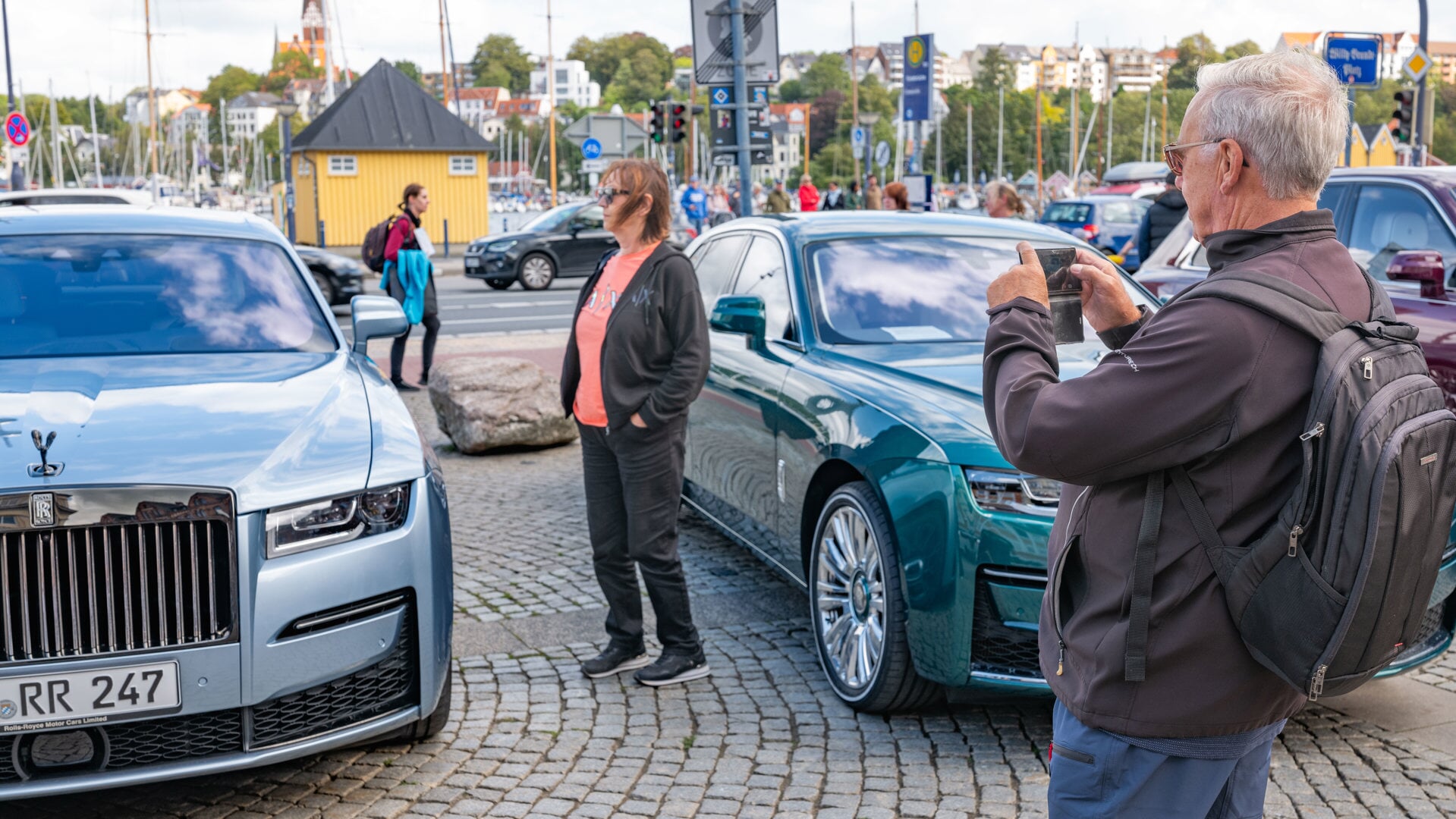 Mange interesserede hev telefonen op ad lommen og fik foreviget en Rolls Royce i Flensborg. Foto: