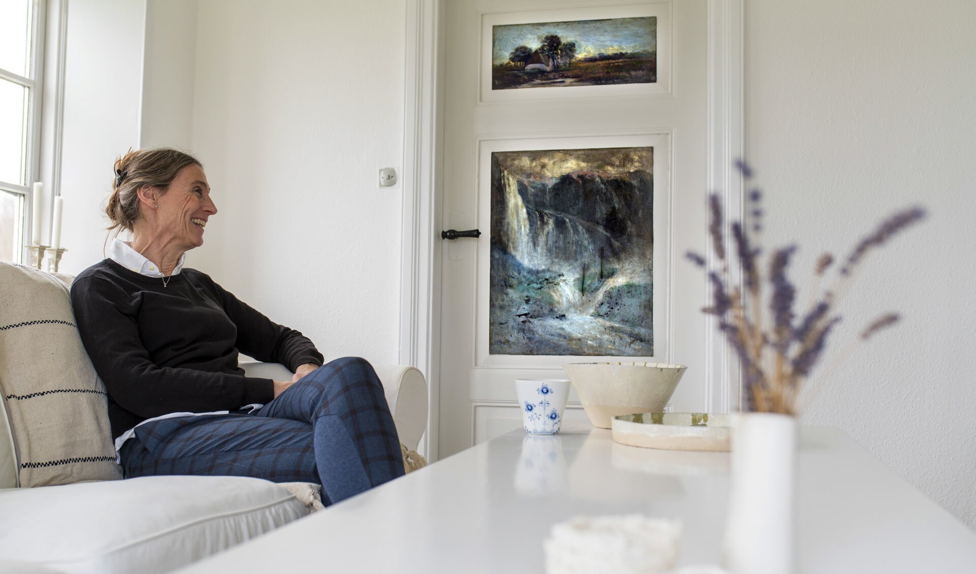 Den nuværende ejer af huset i Sandager, Ulla Mokkelbost, har sat sit hus til salg. På døren ses Wilhem Dreesens udsmykninger med motiver af norske landskaber. Foto: 