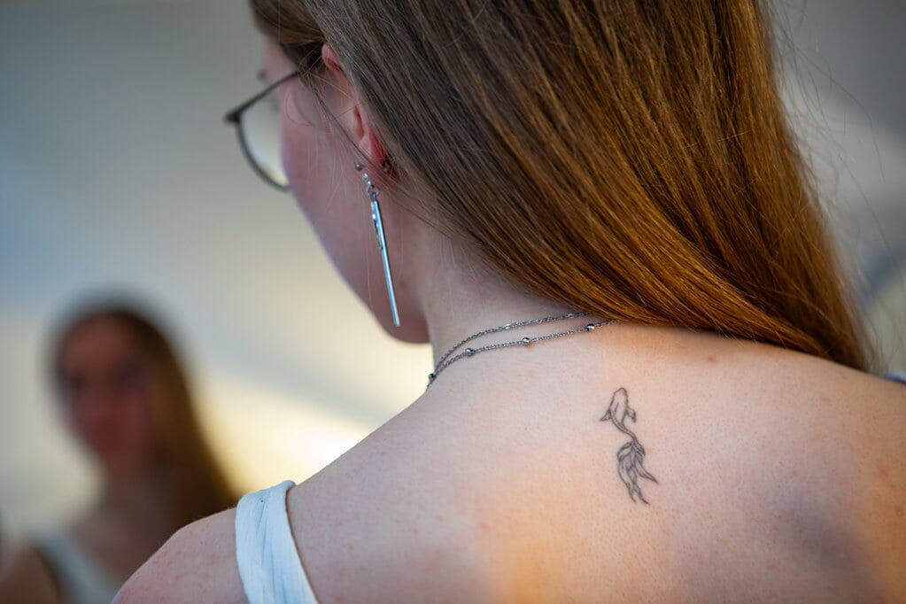 Den gyldne koi-fisk på Franka Marie Böhnkes ryg minder hende om hendes styrke og vedholdenhed. Foto: