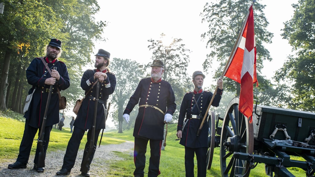 En delegation af Danevirke Museums lille 1864-hær, som i dag omfatter både danske og tyske soldater. Foto: