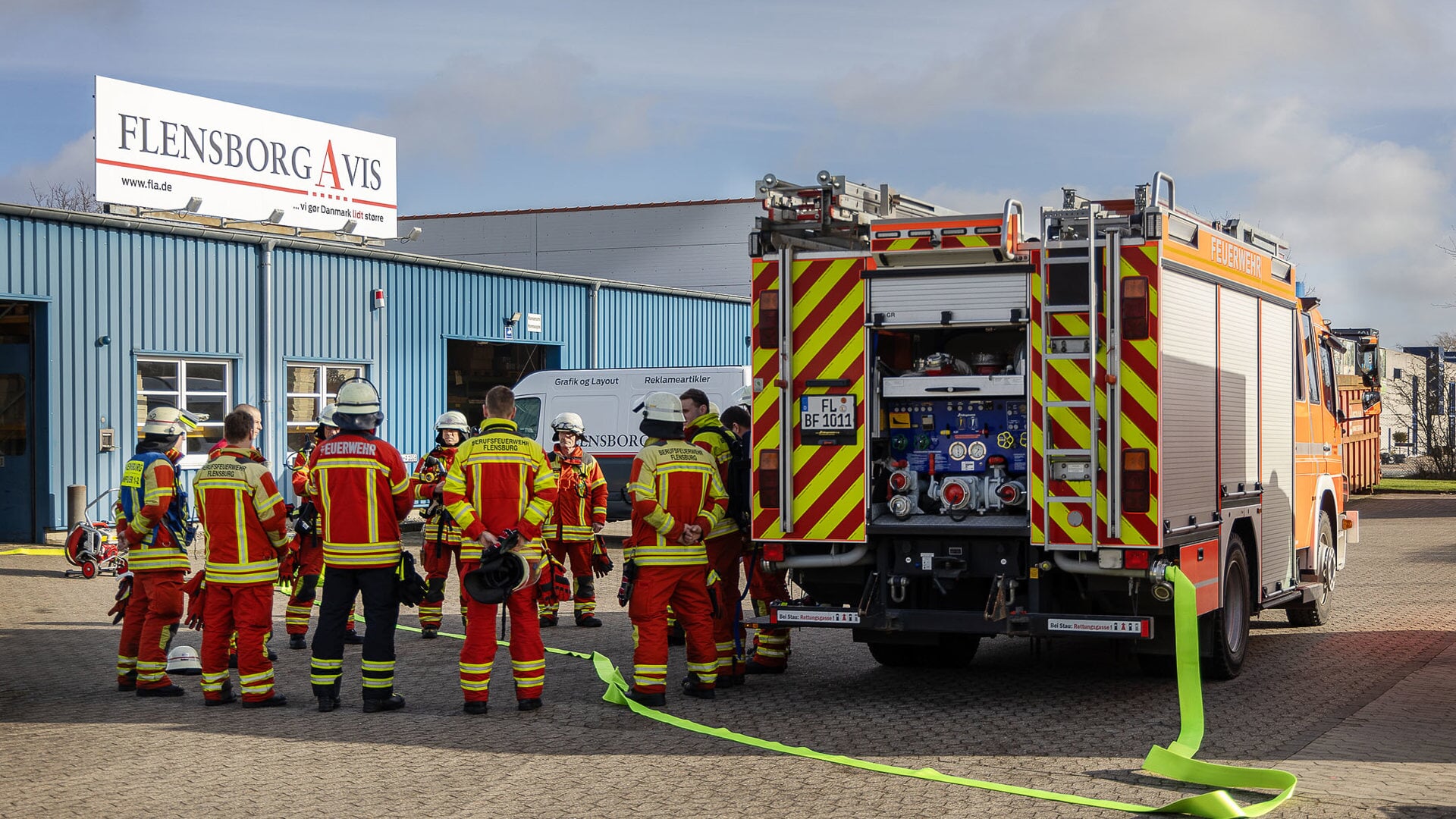 Cirka 15 brandmænd rykkede ud til Flensborg Avis, da brandøvelsen gik i gang. Foto: Lars Salomonsen