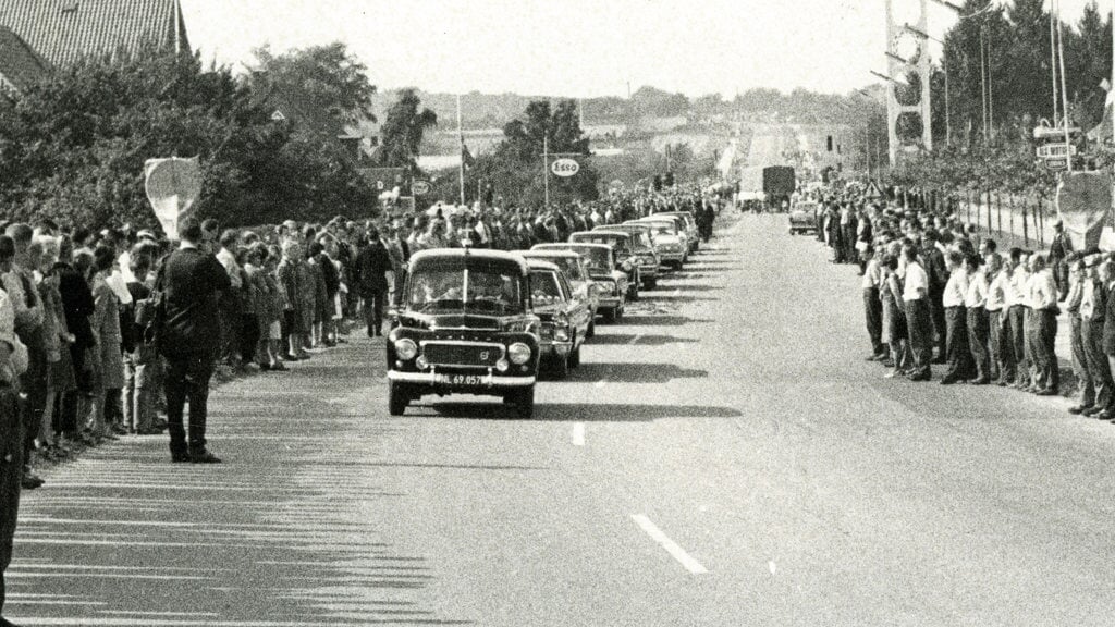 10.000 mennesker tog opstilling langs ruten ved Mads Clausens lange ligfærd på Nordals i 1966. Han fik en begravelse, der kunne måle sig med en statsmands. Foto: