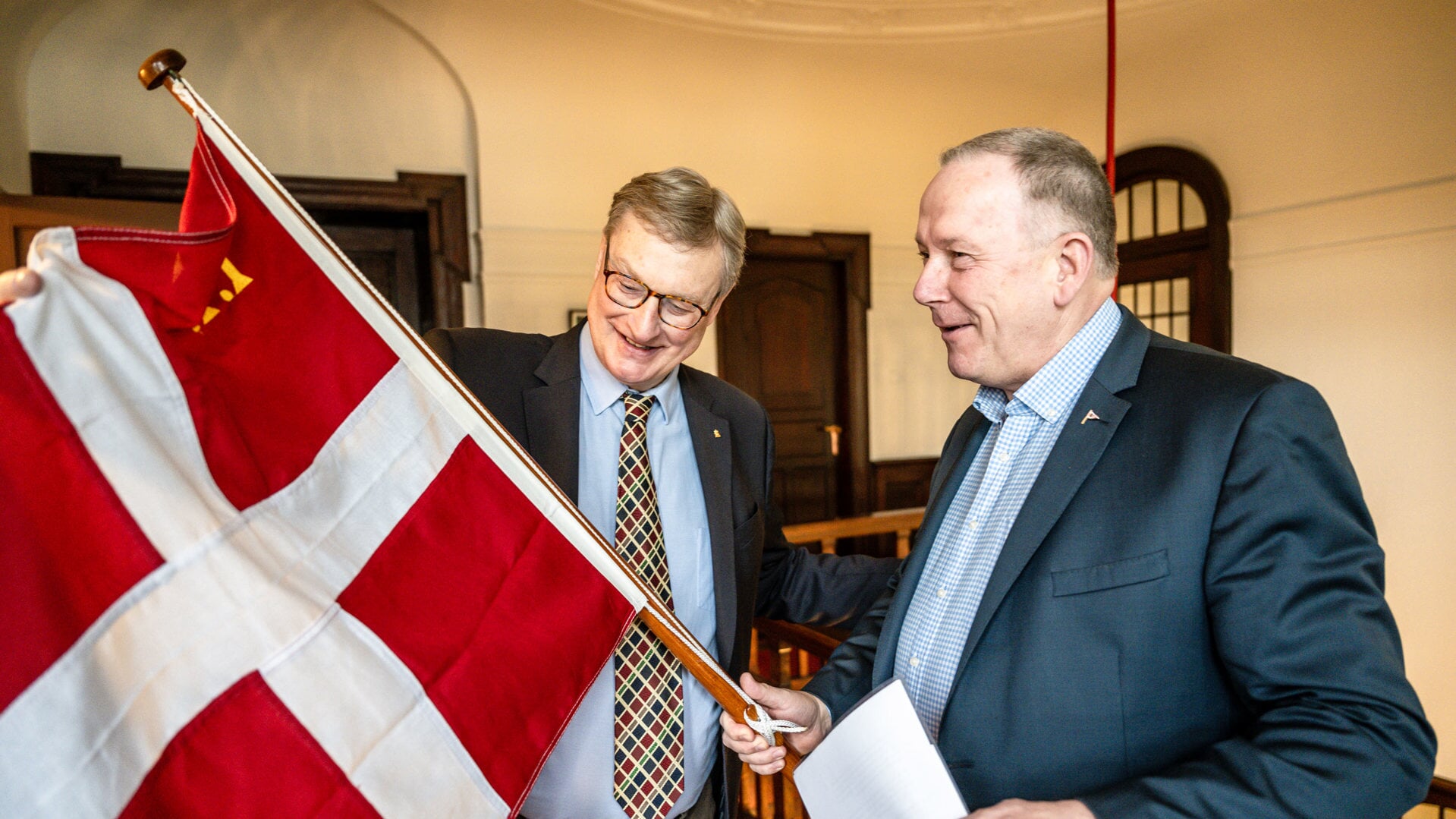 Generelkonsul  Kim Andersen (t.v.) og formand for Flensborg Yacht Klub Kay von Eitzen fejrede fredag nyheden på generalkonsulatet i Flensborg. Foto: 