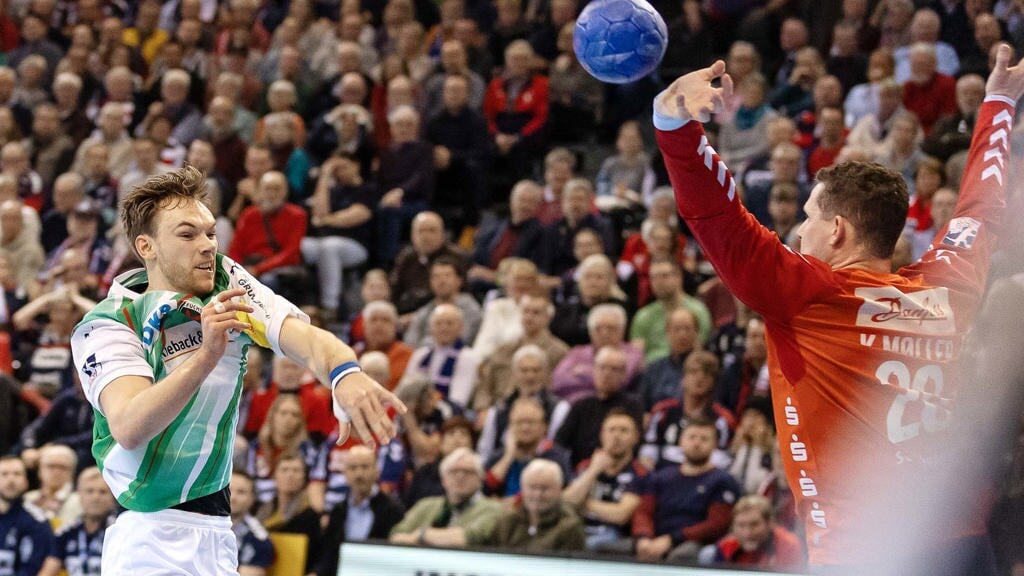  Mathias Gidsel - her i et skudforsøg mod Kevin Møller - er verdens bedste håndboldspiller. Foto: Lars Salomonsen