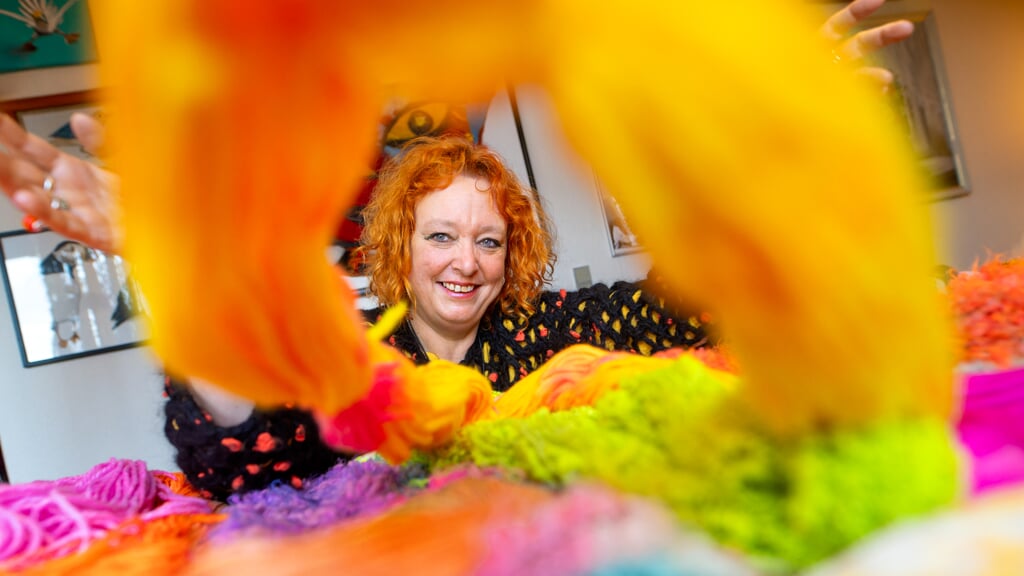 Mette Larsen har det bedst når hun er omgivet af mange farver. Derfor finder man utallige nøgler farvet uld og garn i hendes hus i Blans. Foto: 